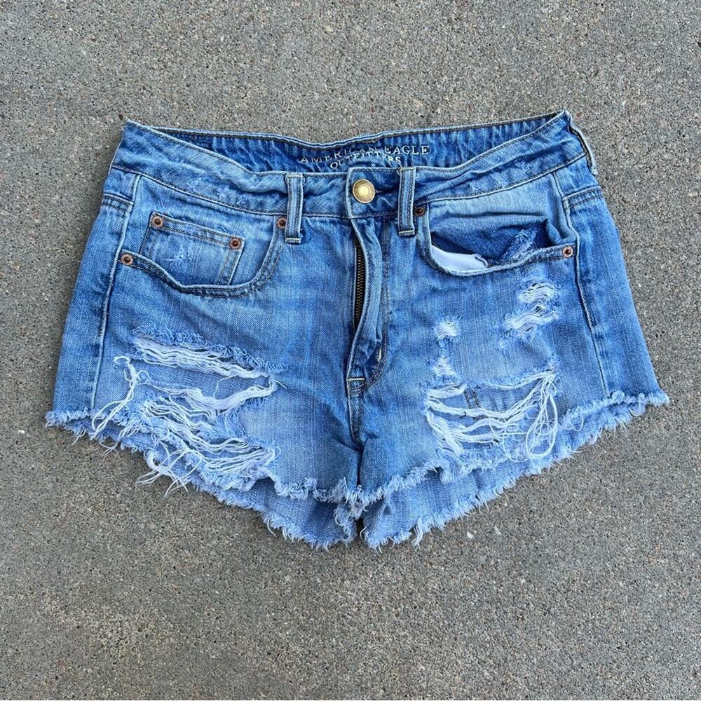 AEO hi rise festival frayed hem distressed front jean shorts Size 6